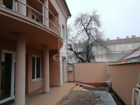 Eladó családi ház Pécs, 450m2